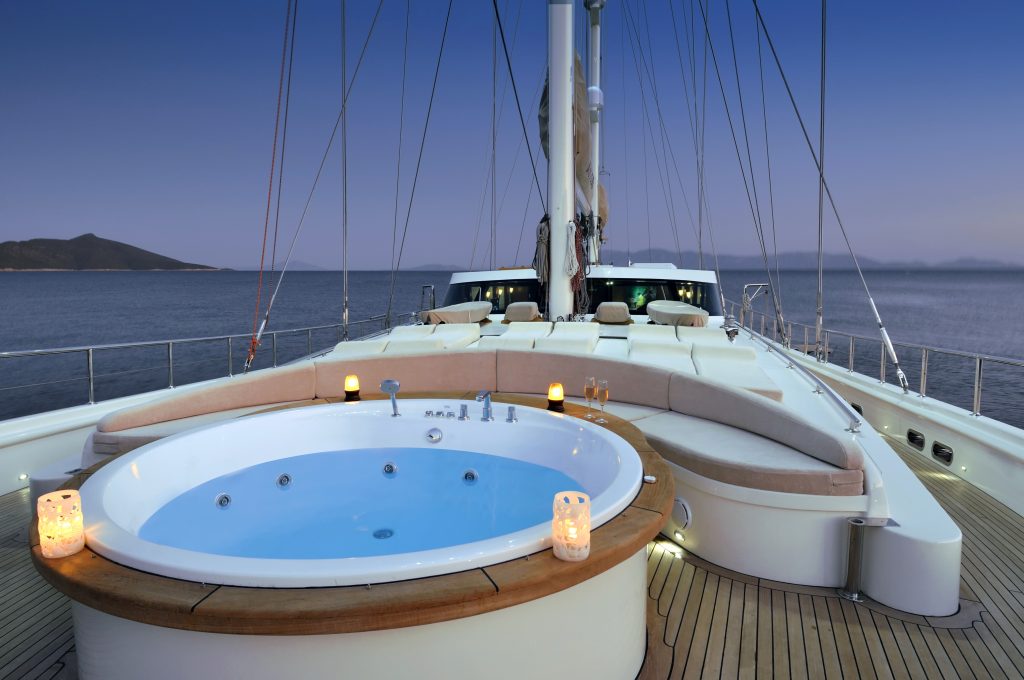 dolce mare jacuzzi deck